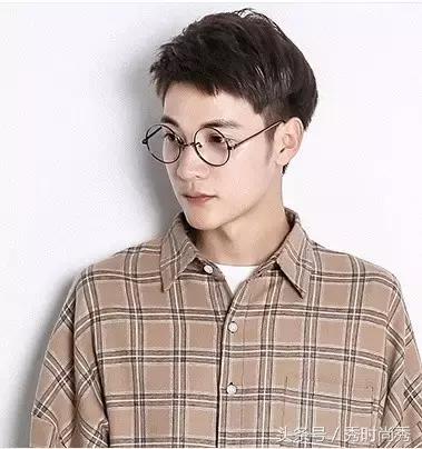 露额头刘海发型男圆脸,男生刘海在额头中央适合什么发型