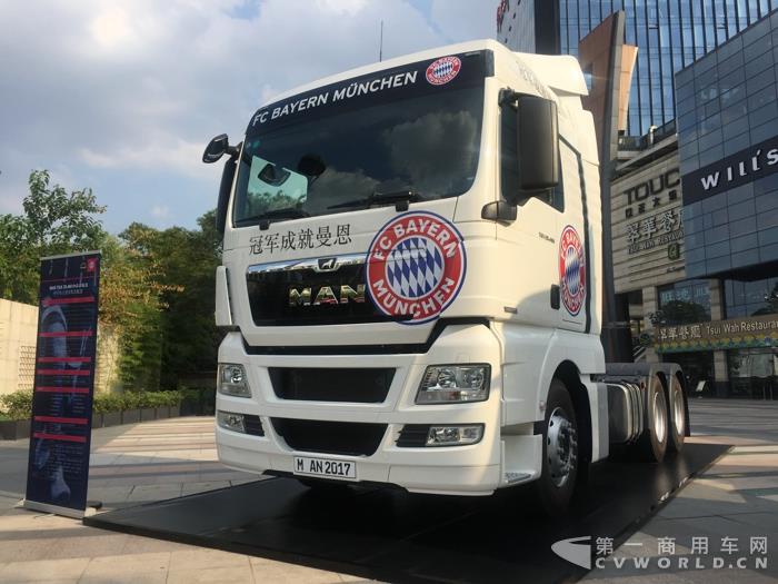 不是宇通也不是比亚迪！拜仁慕尼黑球队“*用御**”的这款红色大巴出自谁家？