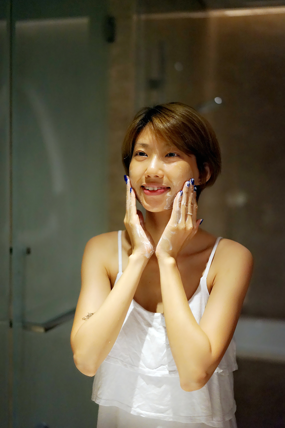 雅诗兰黛高级夜间微效洁面,雅诗兰黛净莹泽润洁面测评