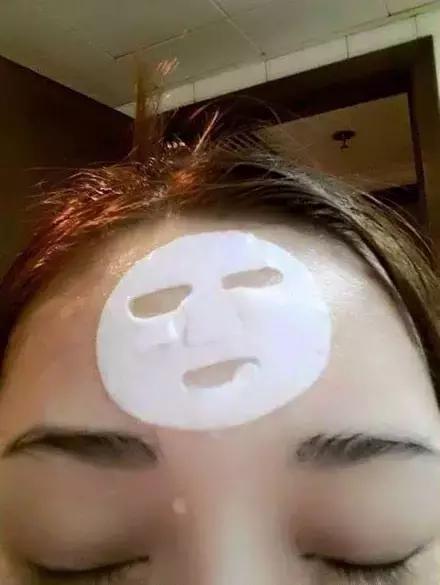 网购时商家送了个小面膜,没想这么小,给猫试了下,结果……