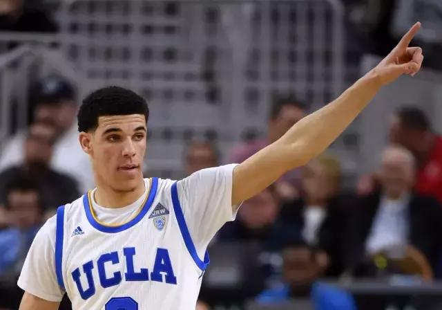 大儿子湖人，二儿子UCLA，三儿子疯狂刷分！球爹演绎篮球版《摔跤吧！爸爸》