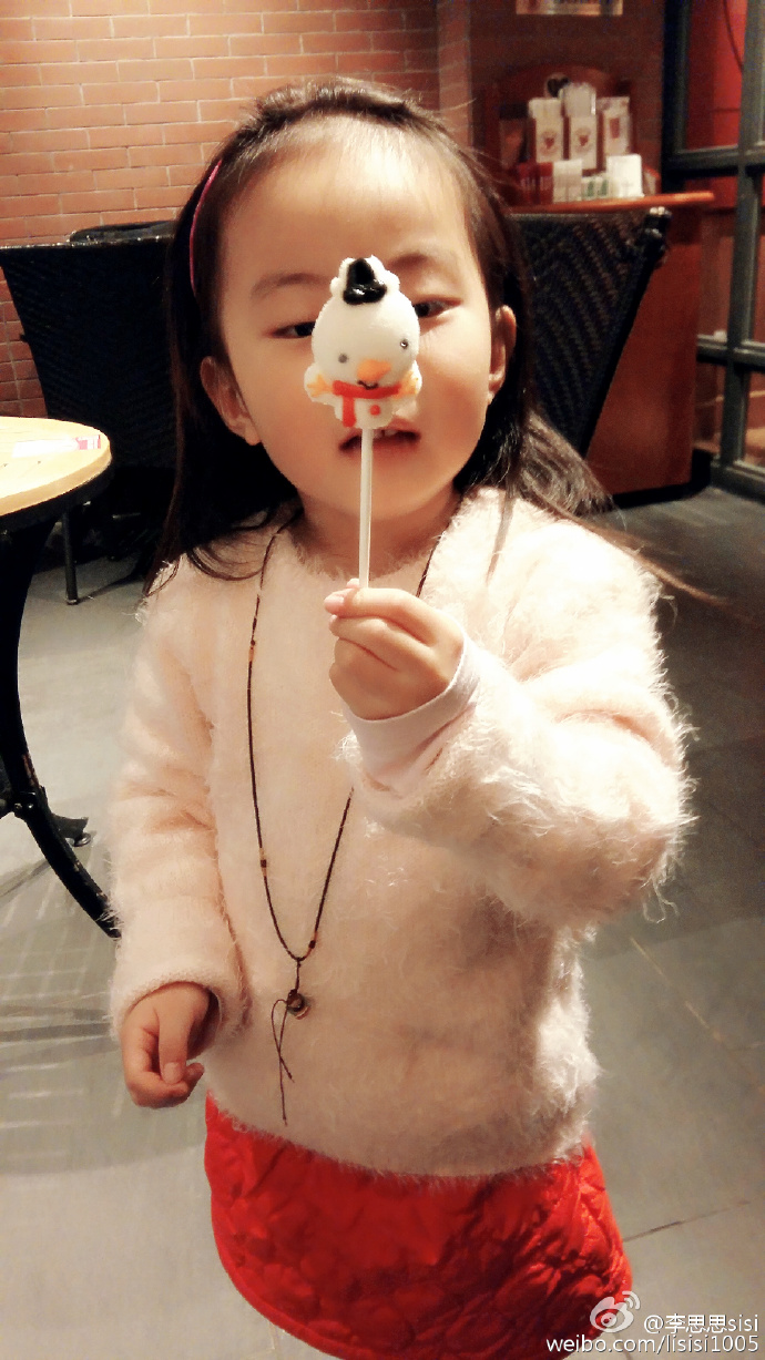 当年被骂惨的《会有天使替我爱你》女主如今减肥成功神角度撞脸奶茶妹妹，女儿“开心”与小S女儿像双胞胎？