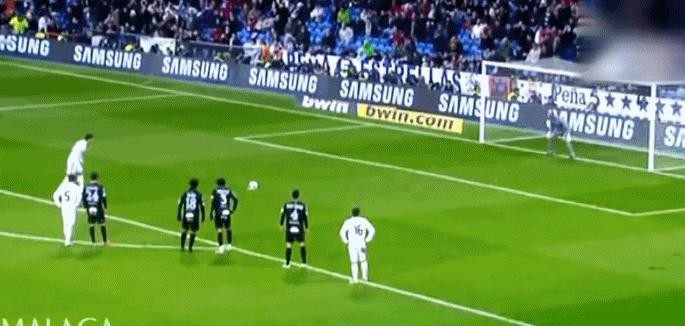 梅西过人惊呆巴洛特利,巴洛特利思考人生点球