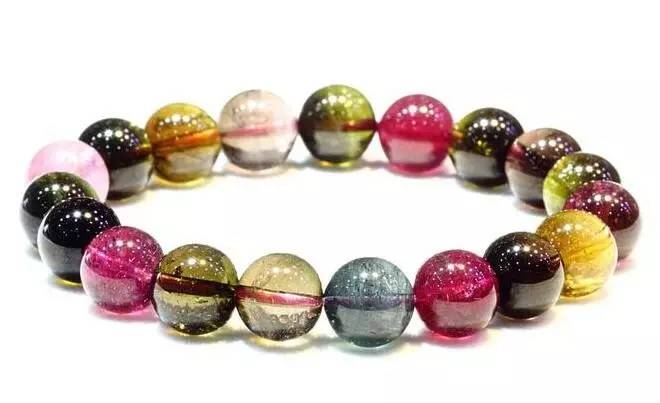 高调的炫耀到最后让你无法收场,手腕是炫耀的资本