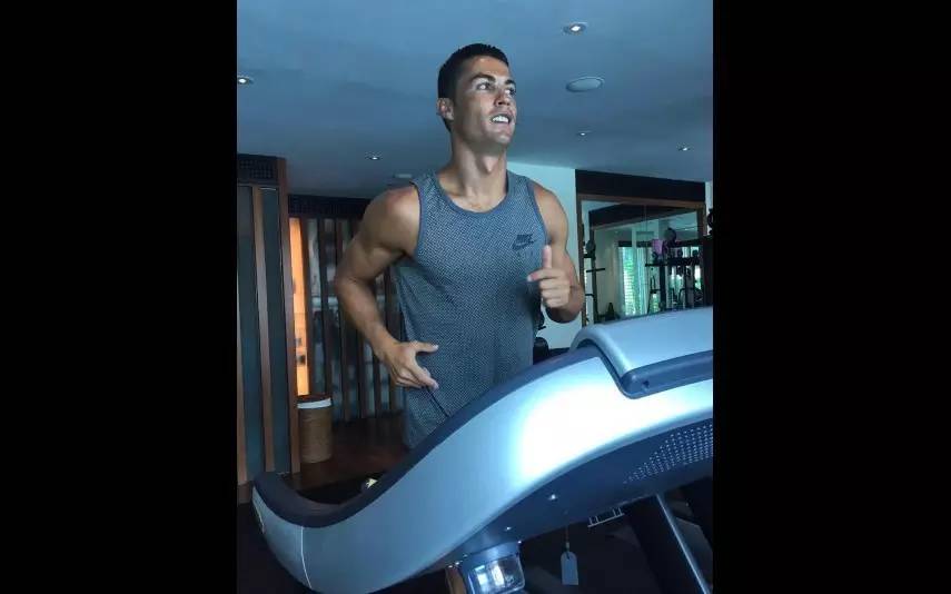 跑步机如何避免伤膝盖,跑步机爬坡走伤膝盖吗