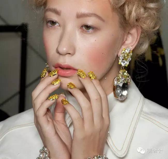 怎么给女朋友挑好看的美甲,给女朋友买指甲油