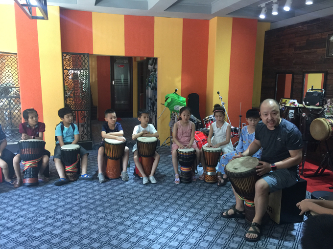 小记者体验打击乐器非洲鼓