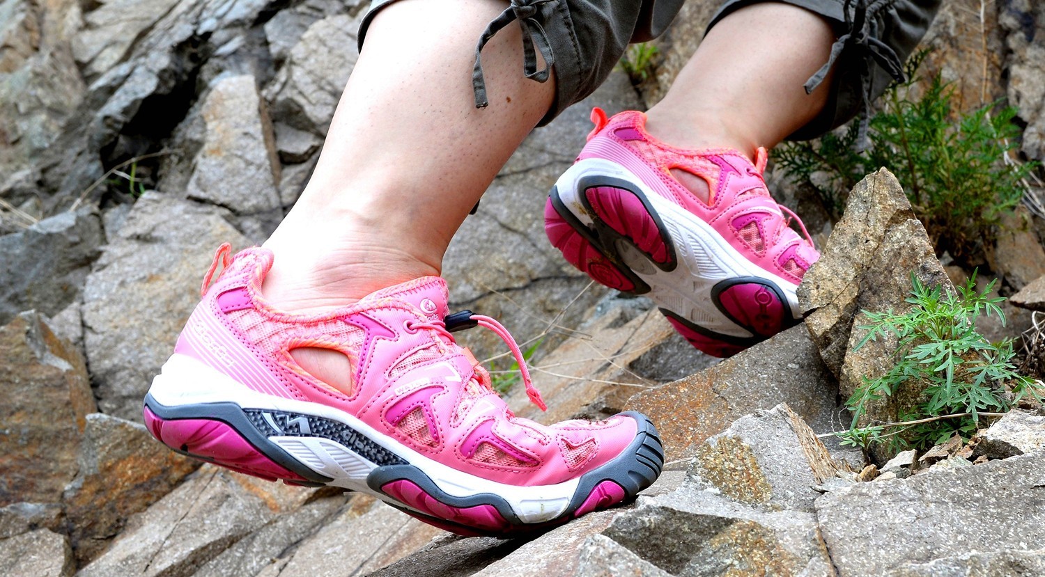 感受一份属于我的清凉——洛弛红Clorts户外溯溪鞋3H027D体验