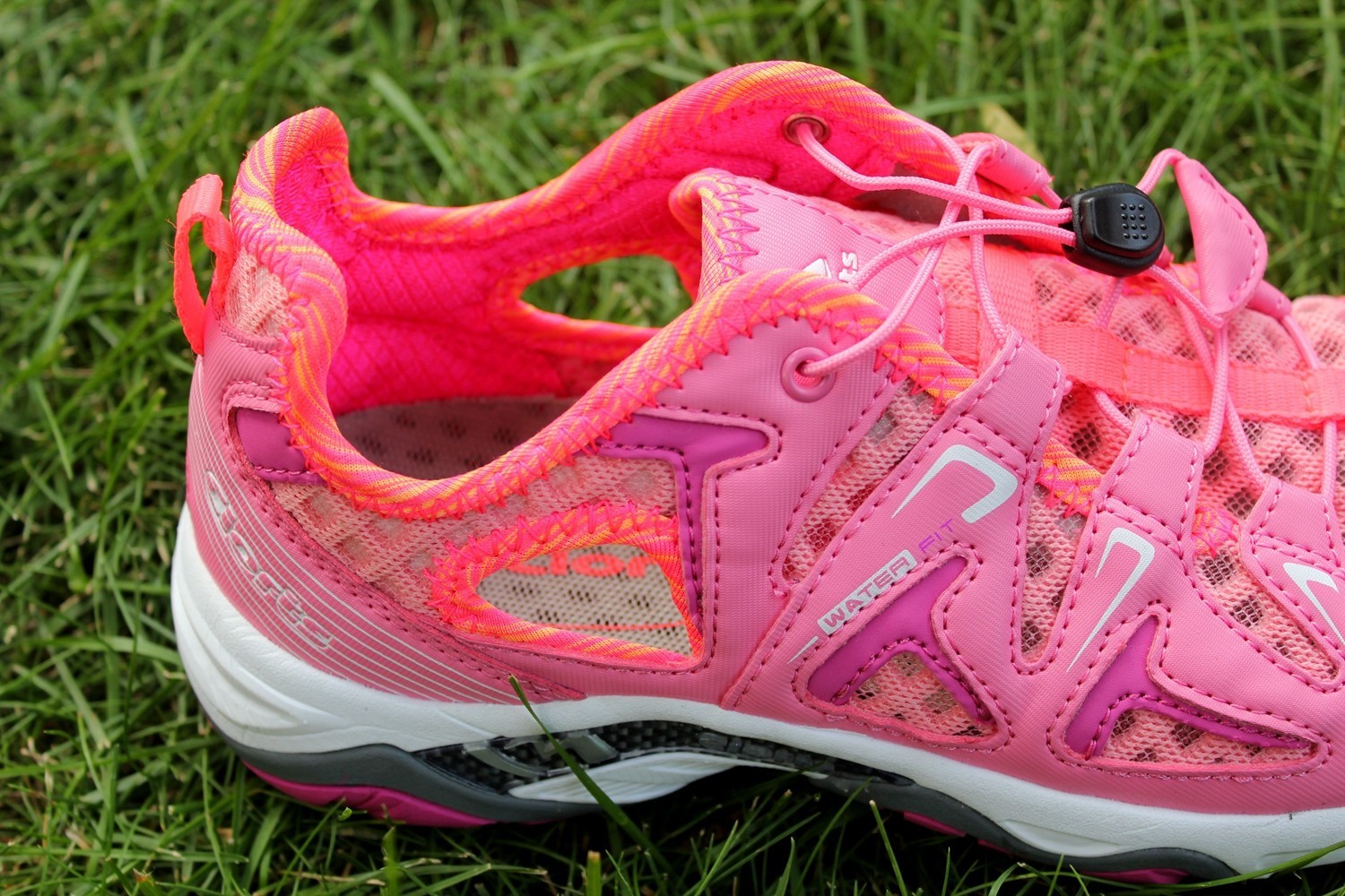 感受一份属于我的清凉——洛弛红Clorts户外溯溪鞋3H027D体验