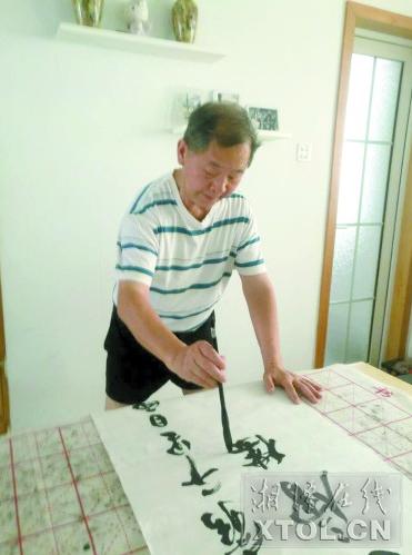 爱写楹联爱健身湘潭七旬老人动静相宜身心愉悦