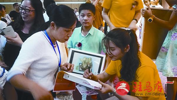 众人爱心集结帮助陈霜霜2万多元钱让她看到希望