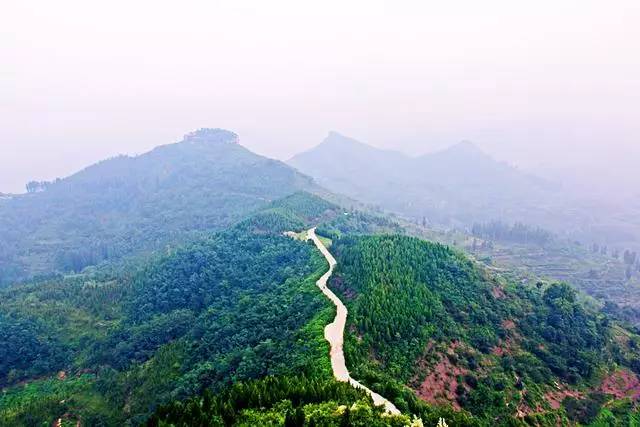 它被称作天上王城，更有中华第一崮美名，薄雾氤氲景色迷人