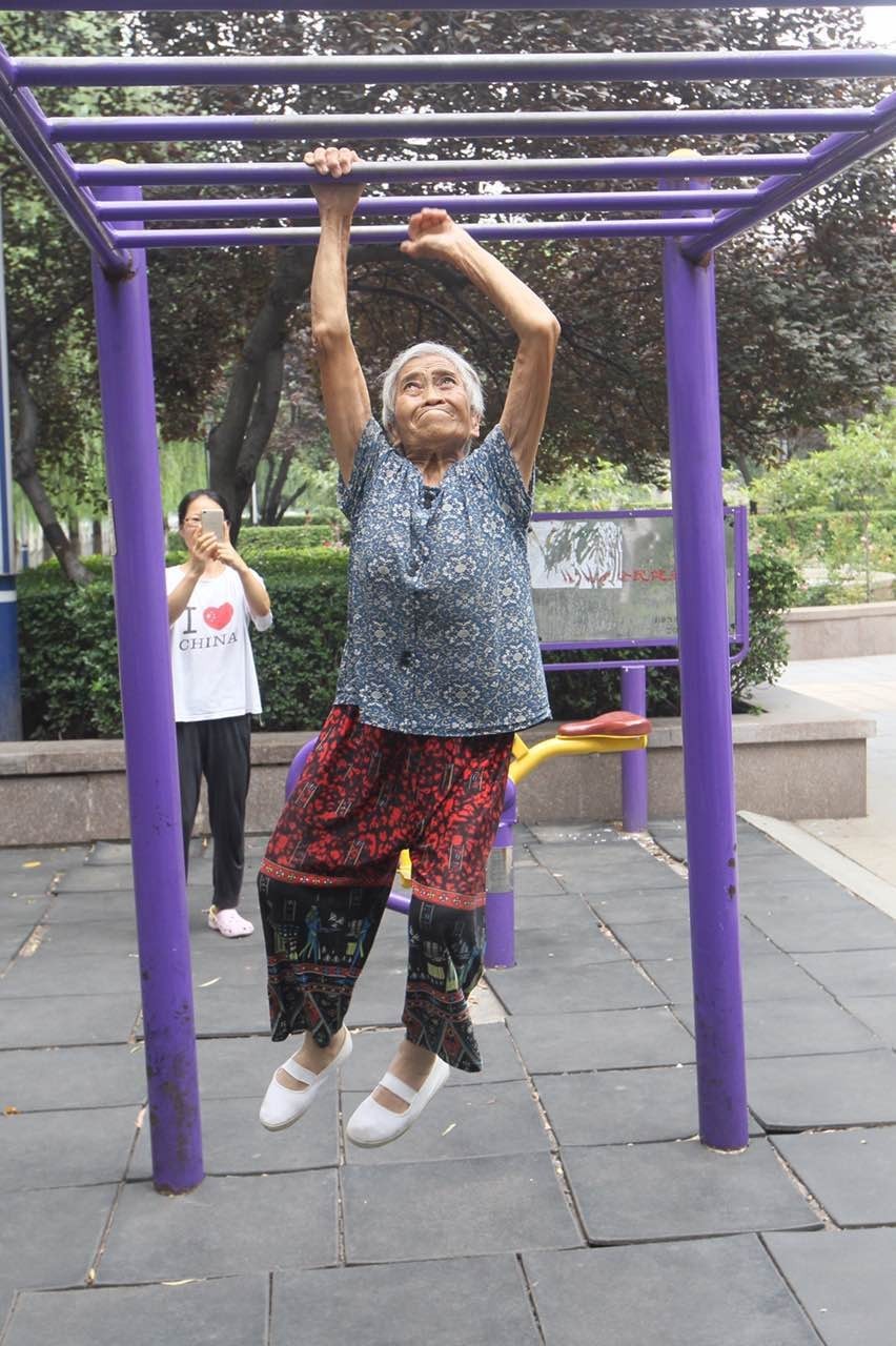 双杠老奶奶,七旬奶奶倒挂单杠一字马