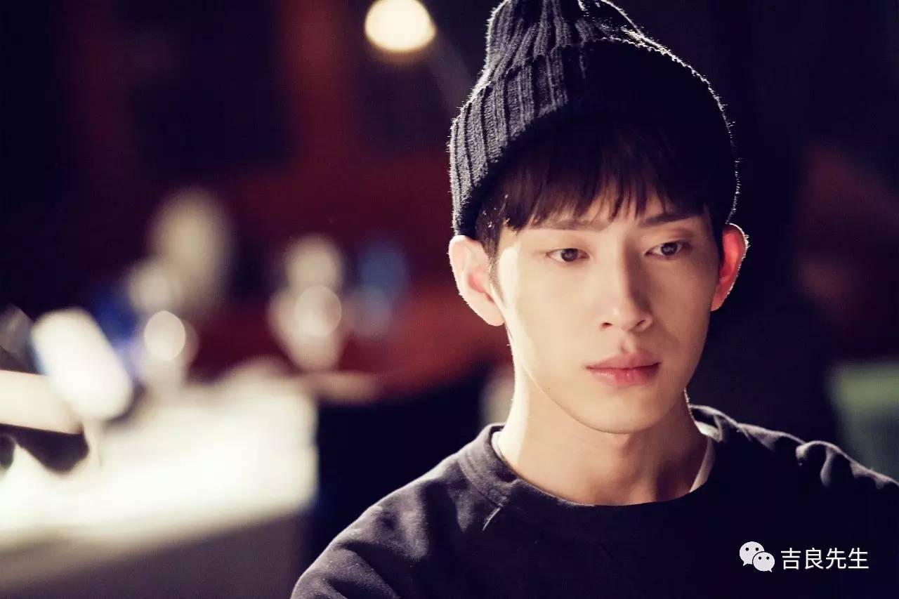 优衣库2023代言人现在是谁,优衣库代言人井柏然代言的外套