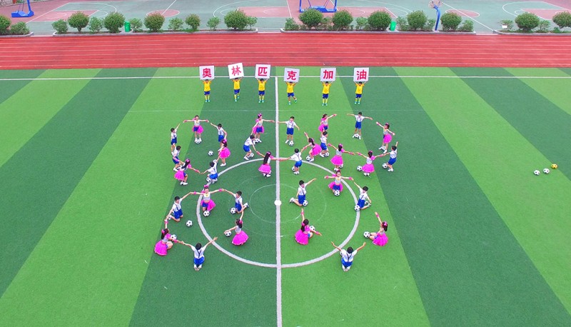 增添足球元素，完全自编自导，并最终一举夺得全区冠军，这能耐真不一般！