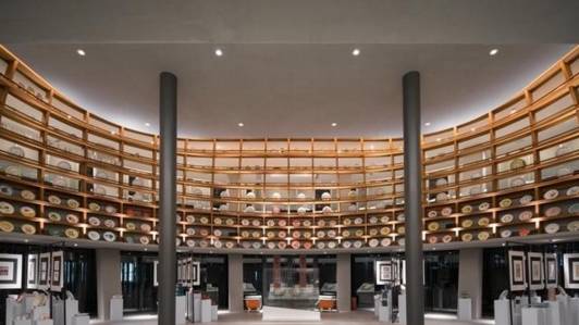 “幸运草”、“水晶盒”……这些地铁、公交站附近竟有如此魔幻的建筑