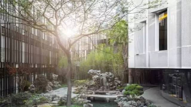 “幸运草”、“水晶盒”……这些地铁、公交站附近竟有如此魔幻的建筑