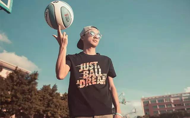 「开卖」穿上这件黑色T恤，打球也可以很潮！