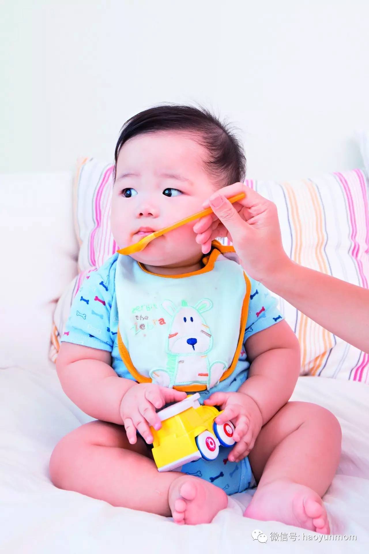 我家宝宝吐奶有奶渣正常吗,我家宝宝吐奶又不长体重