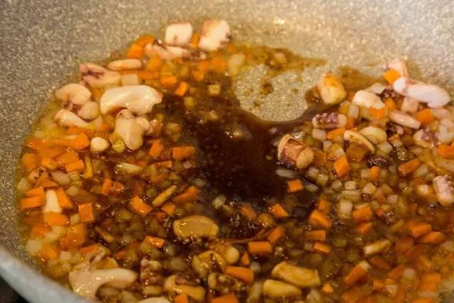 香辣鱿鱼鸡蛋炒饭做法,鱿鱼炒饭鱿鱼怎么炒好吃又嫩