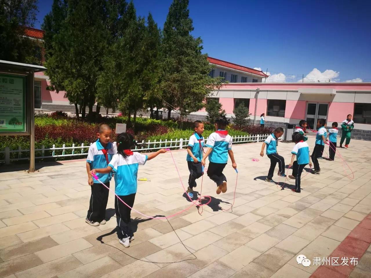 打乒乓球的快乐小朋友,打乒乓球的小朋友背景绘画