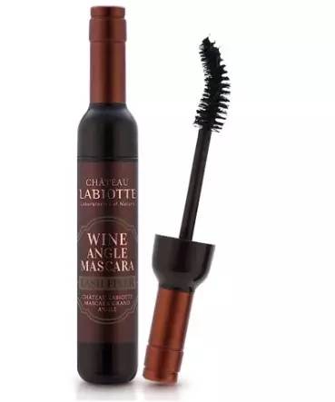 被泼了一身红酒 (地面泼到红酒饮料怎么办)