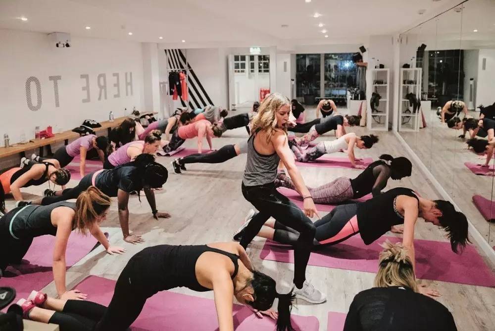 阿迪达斯线下和线上,阿迪达斯bounce主推线下