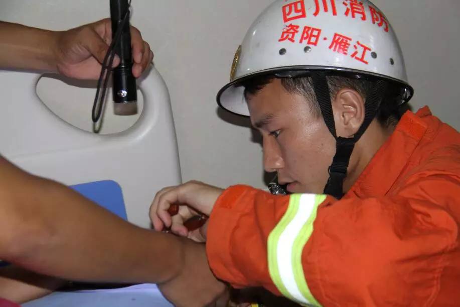 戒指卡手肿胀痛消防救援解难题,戒指卡住受伤手指消防及时排险