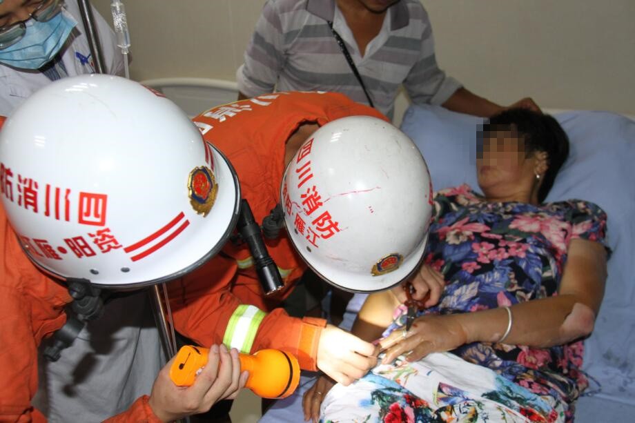 戒指卡手肿胀痛消防救援解难题,戒指卡住受伤手指消防及时排险