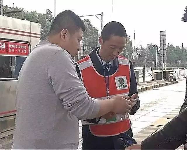 不小心开到高速收费站外面怎么办,如何缓解高速收费站的尴尬问题