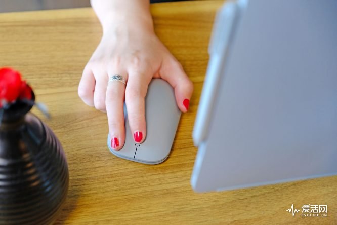 为什么要花3000买个显卡,surfacestudio停产了吗