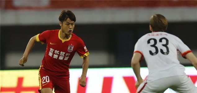 半场战报:詹姆斯头球破僵,亚泰0-1辽宁