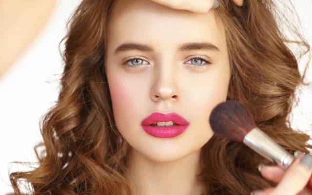 脸上有痘痘和痘印能用粉扑吗,化妆品过敏痘印怎么消除