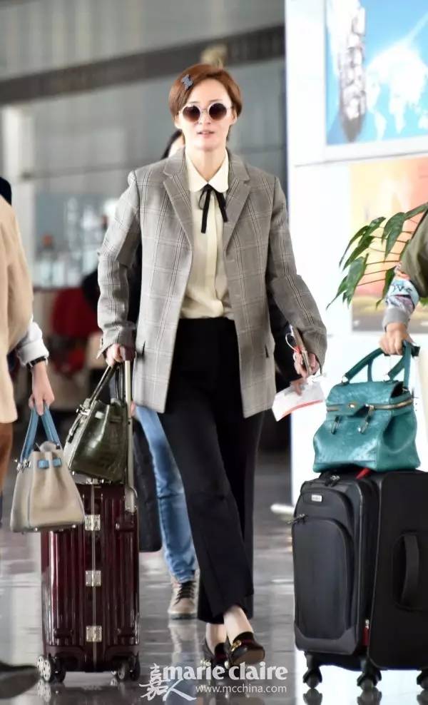 领口黑丝带搭得好时尚Icon，搭不好隔壁村服务员阿花