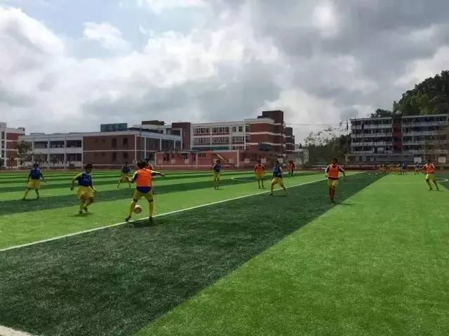 这群15岁就会结婚的女孩，一边捡垃圾一边踢球，竟连续三年勇夺世界冠军