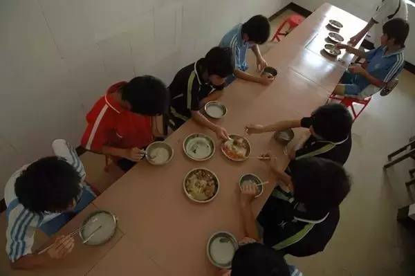 这群15岁就会结婚的女孩，一边捡垃圾一边踢球，竟连续三年勇夺世界冠军