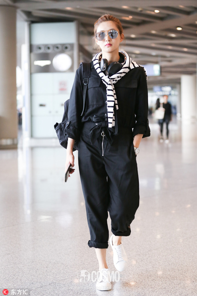 刚买完周冬雨的条纹西服,我又盯上了高圆圆的薄风衣