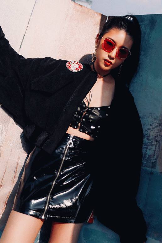 脱下校服，变成教导主任最讨厌的模样