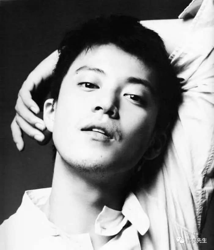 挖鼻孔的男人长相,挖鼻孔的男人