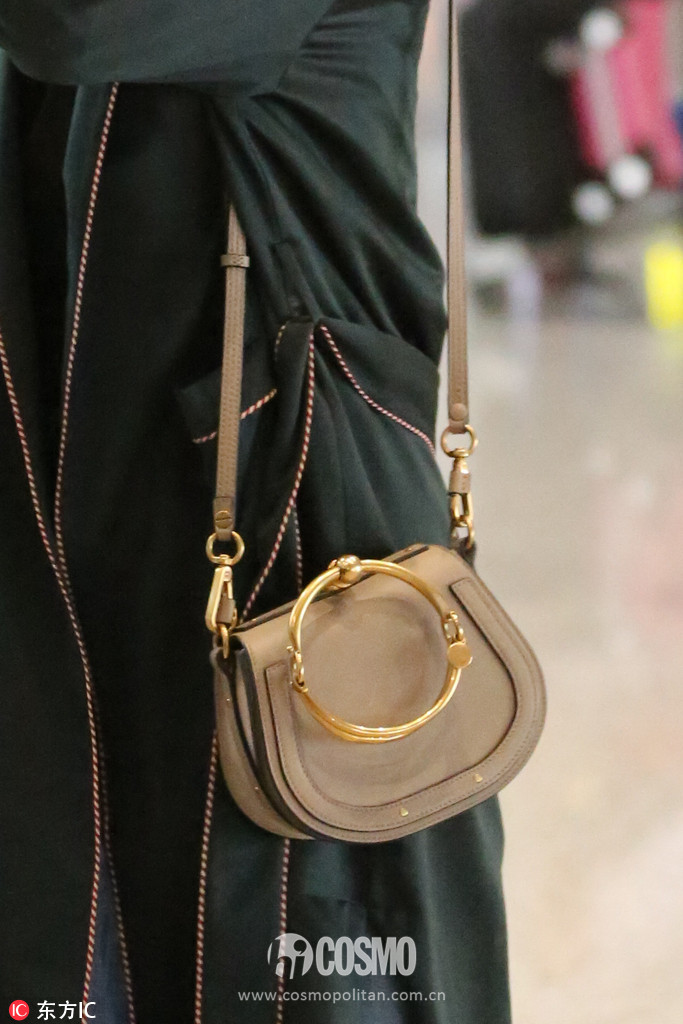 刚买完周冬雨的条纹西服,我又盯上了高圆圆的薄风衣