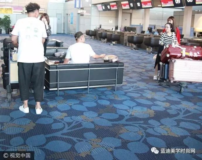 关晓彤沈梦辰合作舞台花絮,明星私服沈梦辰