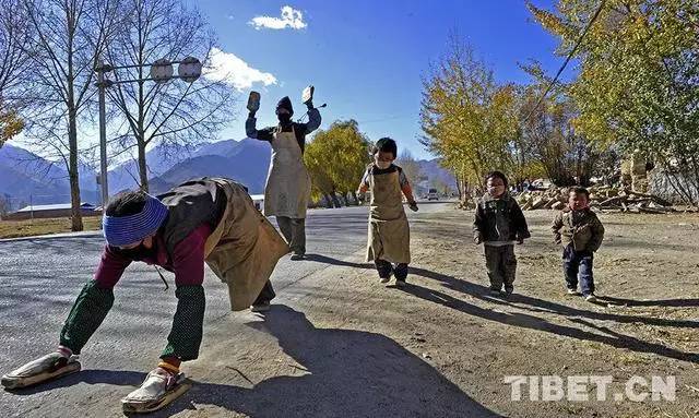 他们拉着板车带着食物三步一拜去朝圣