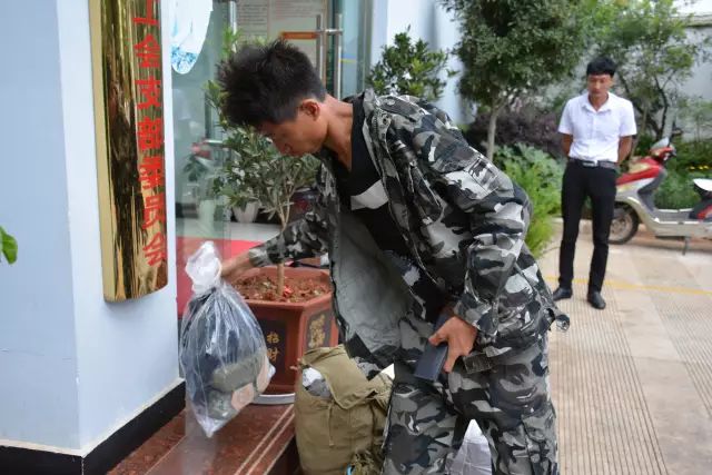 贫困户在外省工作有没有1000元拿,贫困户人群在外工作需要多少补贴