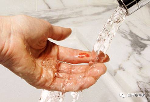 骑行擦伤伤口泛白了怎么办,骑行护甲怎么修补