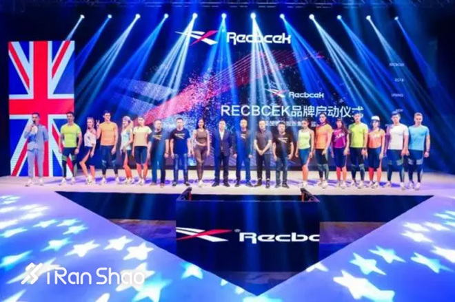 阿迪达斯一周穿搭,阿迪达斯衣服新春套装