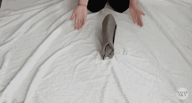 衣服怎么叠放在柜子里整齐,怎么叠衣服又快又整齐