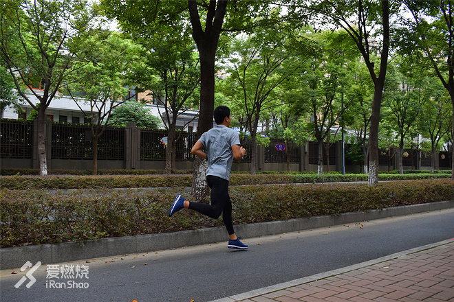 李宁剑影测评视频,李宁带气垫和碳板篮球鞋
