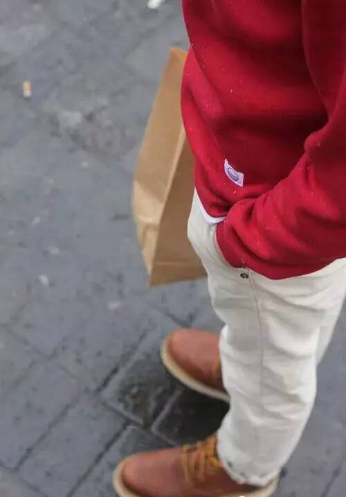 毛衣与衬衫的时髦搭配法,男士圆领蓝色毛衣搭配什么衬衫