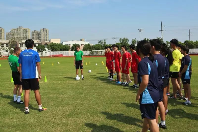 欧冠球队给诺中学生上足球课