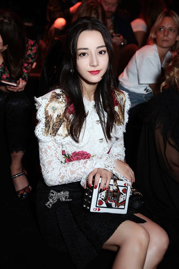 热巴米兰献T台首秀，华丽变身西西里公主｜时装周